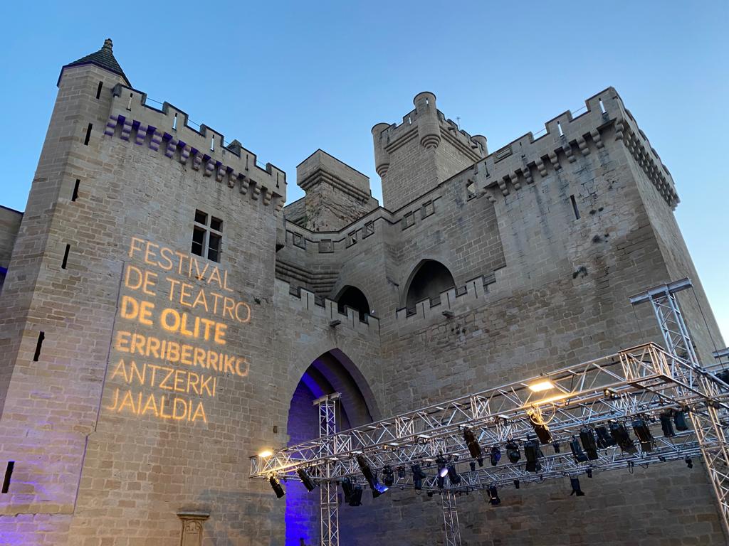 Maravillosa noche de teatro en Olite,una vez más disfrutamos de la compañía y de una adaptación de la obra, la casa cuartel de Bernarda Alba. El entorno?? Un lujazo.
