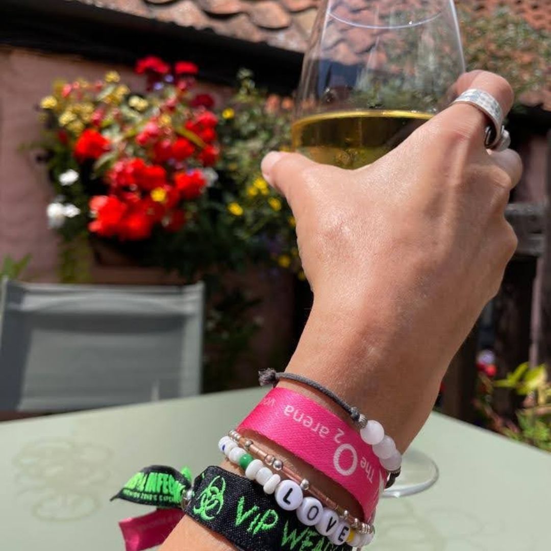 HadleyCWriter's tweet photo. You know you had an amazing time when you want to keep hold of the reminders - but three weeks later and my wristbands are starting to get a bit skanky so I think it's time!😉
Such an epic weekend - #KingsofLeon and #Zombieinfection all in one hit! 
#KingsofLeon #zombieinfection https://t.co/Ib4N9VwpSA
