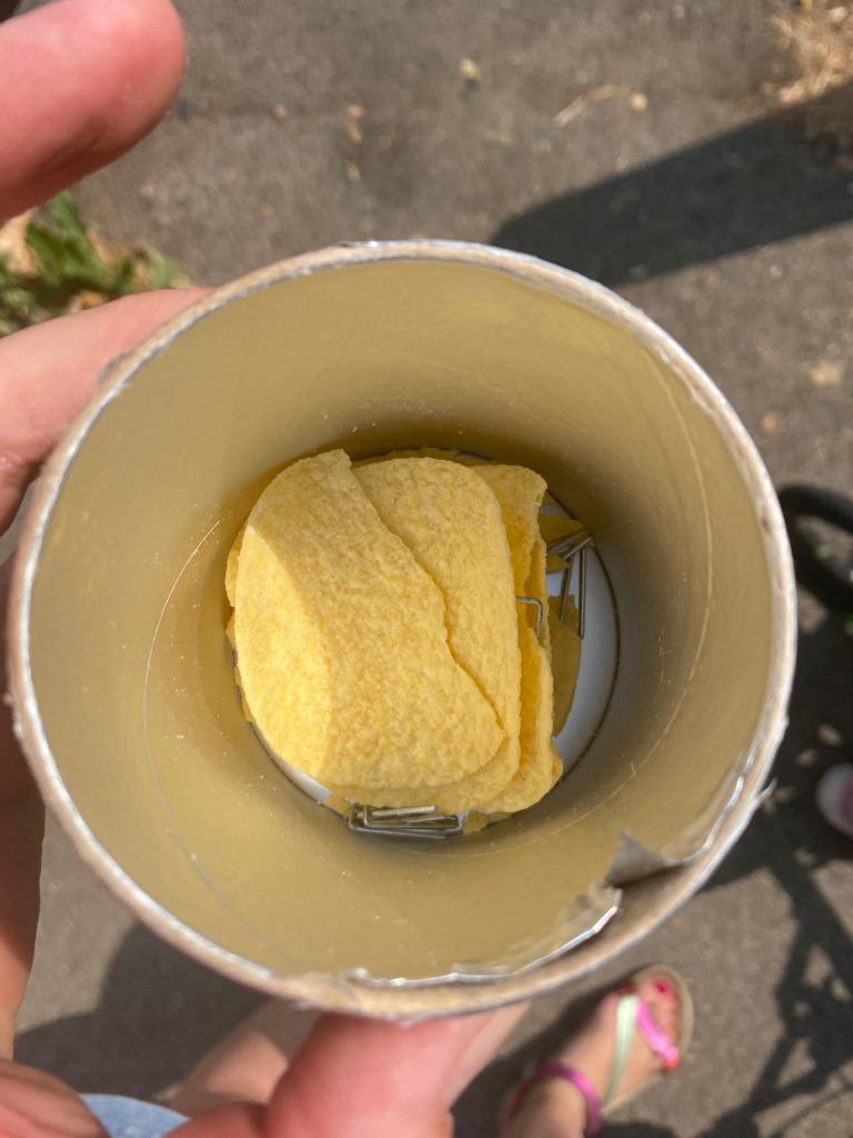 DeejDanielJohn's tweet photo. @Pringles_UK @Pringles @Tesco would you care to explain why my 4 year old daughter found staples in her small pack of Pringles? There were about 20 in there!! Extremely dangerous! https://t.co/nJwroI9fOV