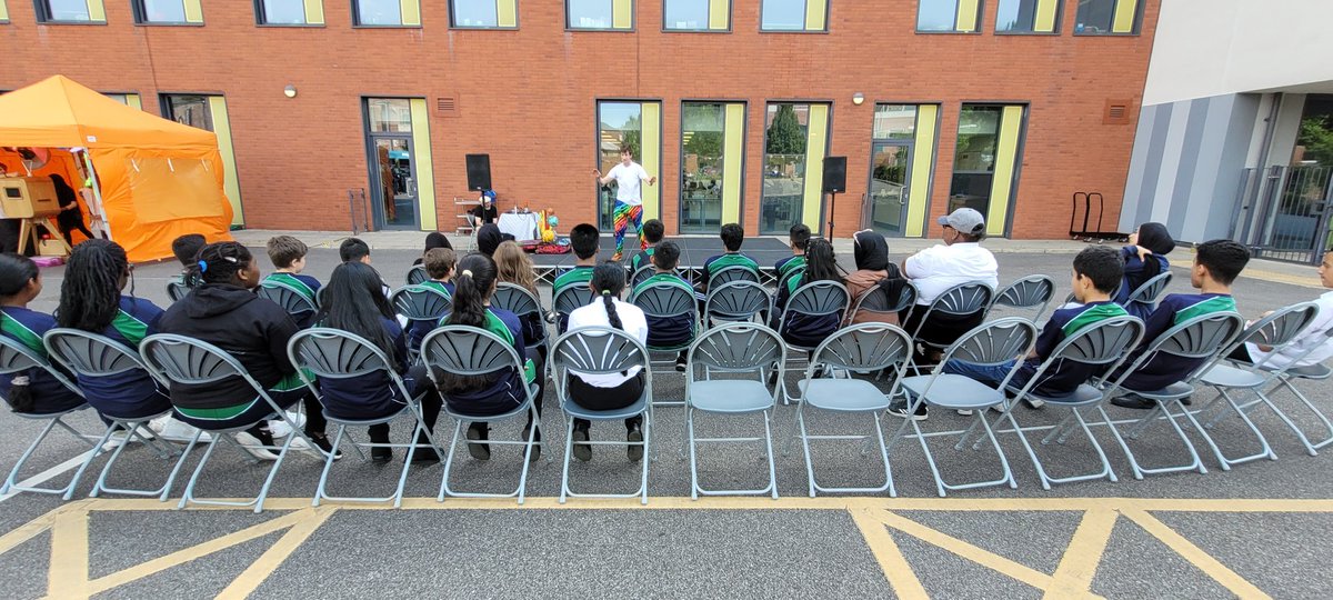 It's Carnival day <a href="/oasisdonvalley/">Oasis Don Valley</a> with <a href="/VG_Events/">VillageGreenEvents</a> celebrating student achievement and character. Well done all. 👍 👏 #proudtobeOADV