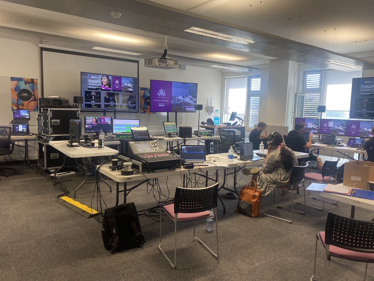 mimi_divito's tweet image. Here is a sneak peak behind the scenes of todays virtual graduations! #UoPVirtualGrad #Classof2022