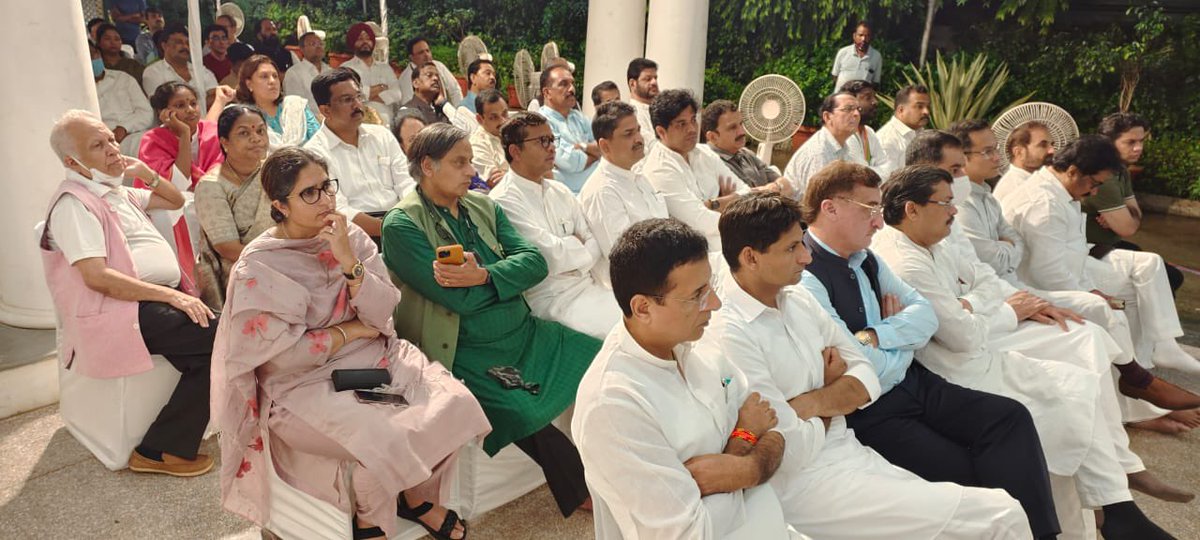 withcongres1885's tweet photo. आज पूरा देश मोदी सरकार का राजनैतिक प्रतिशोध,तानाशाही और गुंडागर्दी देख रहा है। पर ED-CBI जैसी कठपुतलियों से हम नहीं डरते।
श्री @kharge के निवास पर कांग्रेस अध्यक्ष श्रीमती सोनिया गांधी जी के ख़िलाफ़ ED के दुरुपयोग के विरोध में वरिष्ठ नेताओं ने रणनीति तय की https://t.co/LNfsjMiCdb