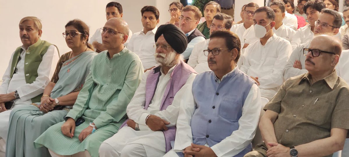 withcongres1885's tweet photo. आज पूरा देश मोदी सरकार का राजनैतिक प्रतिशोध,तानाशाही और गुंडागर्दी देख रहा है। पर ED-CBI जैसी कठपुतलियों से हम नहीं डरते।
श्री @kharge के निवास पर कांग्रेस अध्यक्ष श्रीमती सोनिया गांधी जी के ख़िलाफ़ ED के दुरुपयोग के विरोध में वरिष्ठ नेताओं ने रणनीति तय की https://t.co/LNfsjMiCdb
