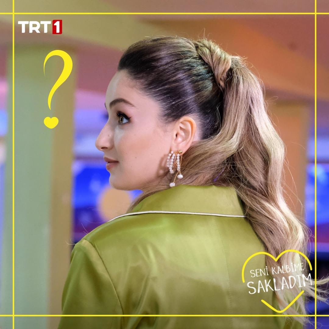 Deren bu masum bakışları kime atmış olabilir acaba? 💕

#SeniKalbimeSakladım yeni bölümüyle yarın 20.00’de #TRT1 ‘de.

<a href="/trt1/">TRT 1</a>