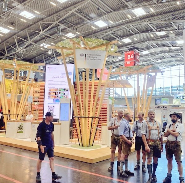 efiresilience's tweet photo. #Servus #Interforst und vielen Dank @bmel für spannende Tage in #München!
Überschattet von den vielen Nachrichten über #Waldbrände, hoffen wir dass alles gut ausgeht!! Fakt ist, das Thema ist brandaktuell und braucht mehr präventives Handeln @AlexanderHeld4 @AnotherFireGuy https://t.co/kQeYY3fhfX