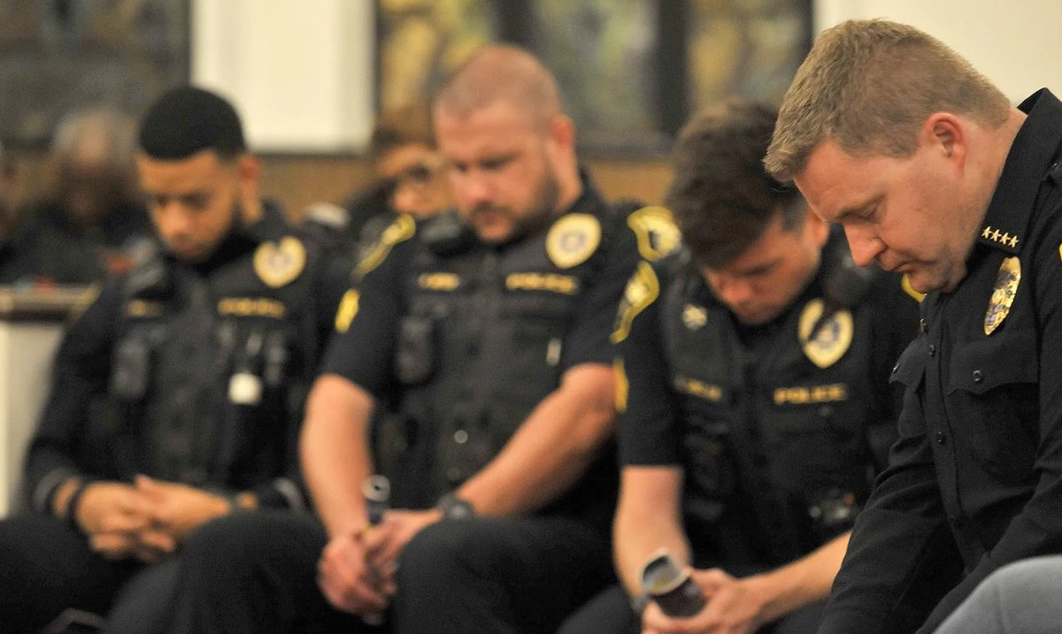 AnyGlide's tweet photo. Please take some time to reflect for those who take up the high calling of "Protect &amp; Serve". Support your law enforcement. Take the time to thank one! https://t.co/sikgMCkvDD