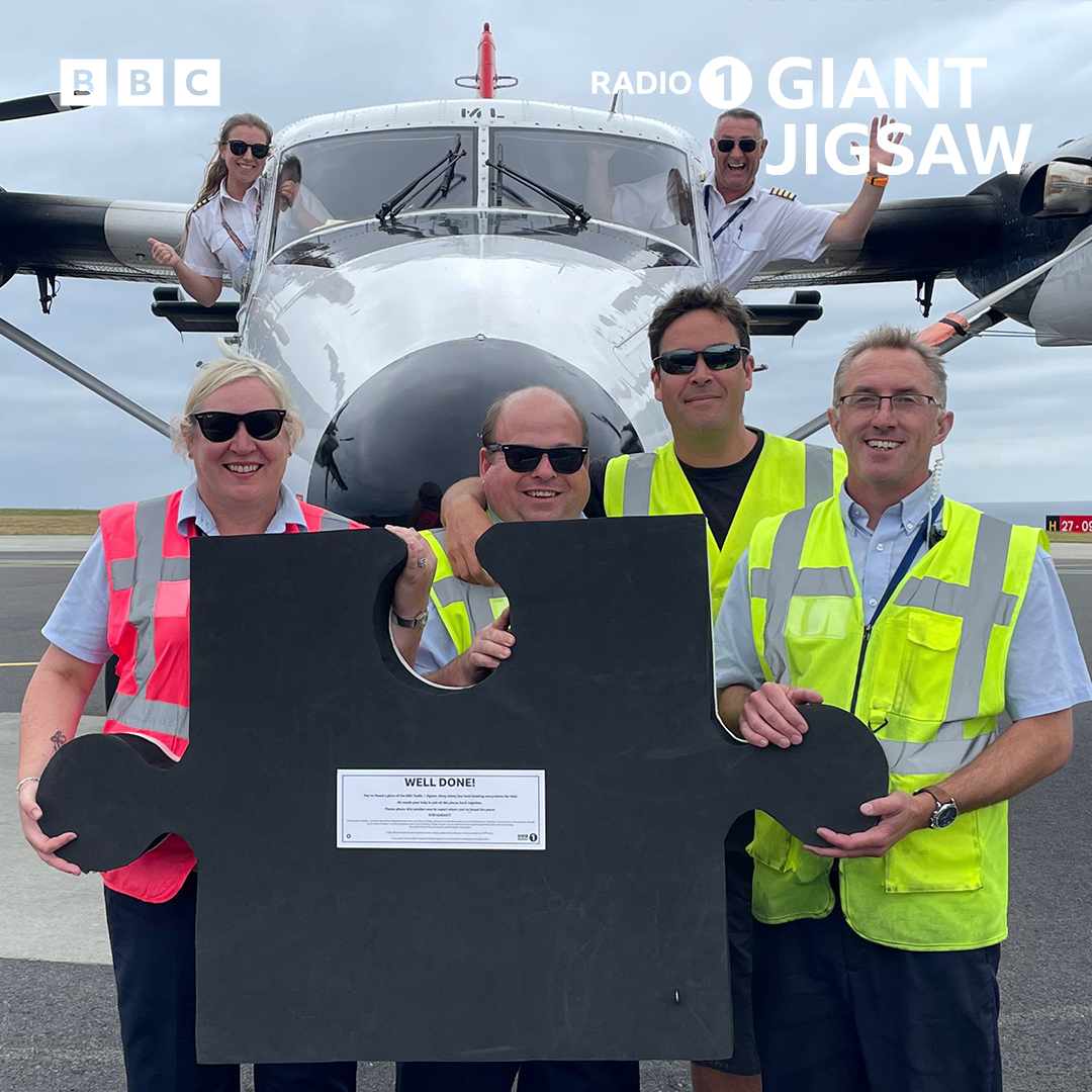 BBCR1's tweet photo. There's a #Radio1GiantJigsaw🧩 piece on an actual plane rn on its way to @gregjames 🛩 https://t.co/nHAB6wtl79