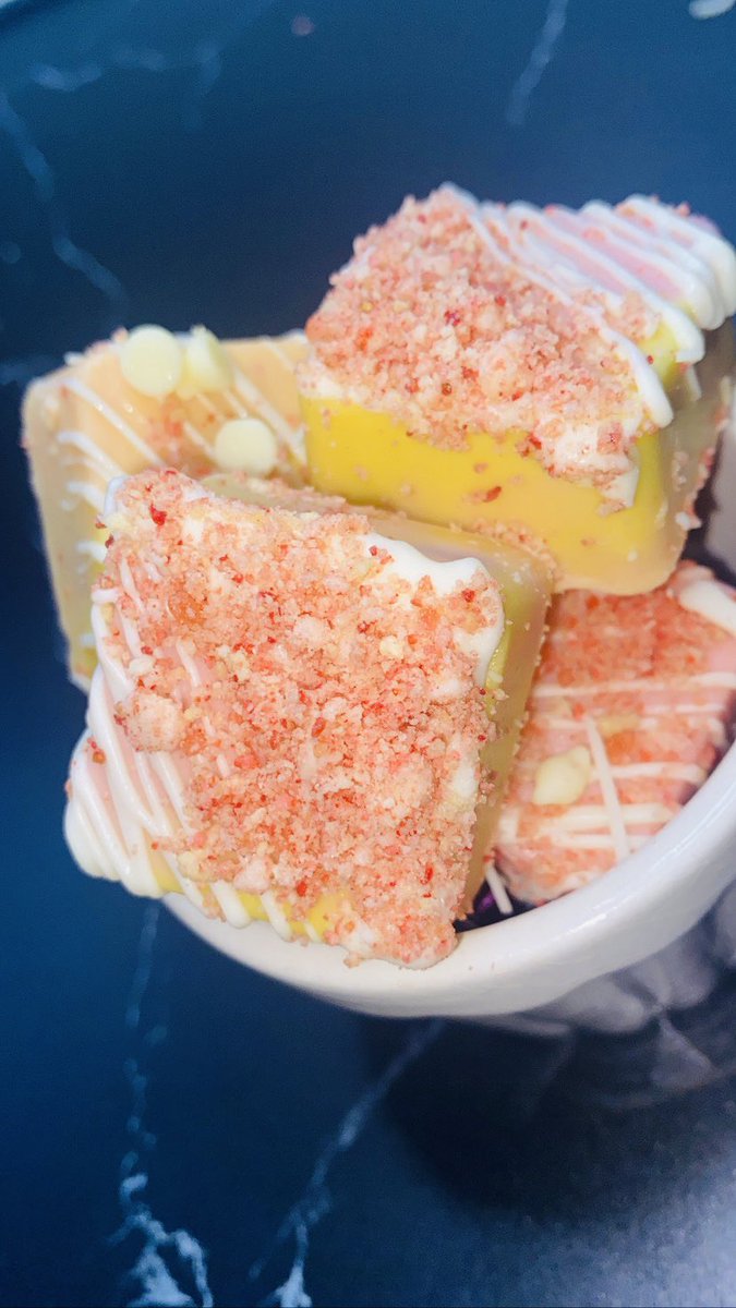 chifye1's tweet photo. @cs23back Def how our weedie bites will get you 🤪 Banana Pudding &amp; Strawberry Lemon Bites😋 https://t.co/jjdwGpw8QV