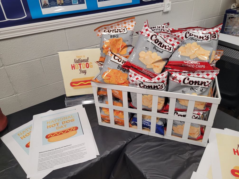 ACinHR848's tweet photo. National Hot Dog day celebrations in District 848 today! 🌭❤️ #EmployeeExperience @RamanKakar @BlueTeam_R21 @EButler848 https://t.co/WeCspc58ZG