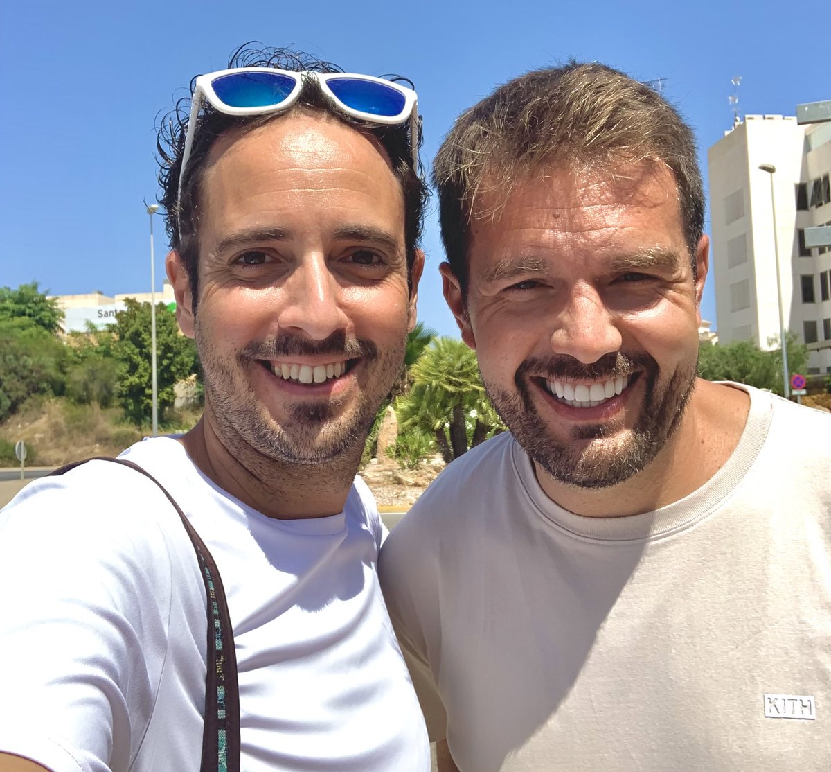 Este hombre <a href="/DavidBelsize/">David W3ST</a> es el artífice de que esté puesto en NFT con <a href="/w3stdao/">🌱 W3ST DAO 🌱</a> <a href="/fastlovestudios/">Fastlove Studios</a> y de que por fin le haya encontrado el gustillo a Discord y Twitter. Gracias amigo.