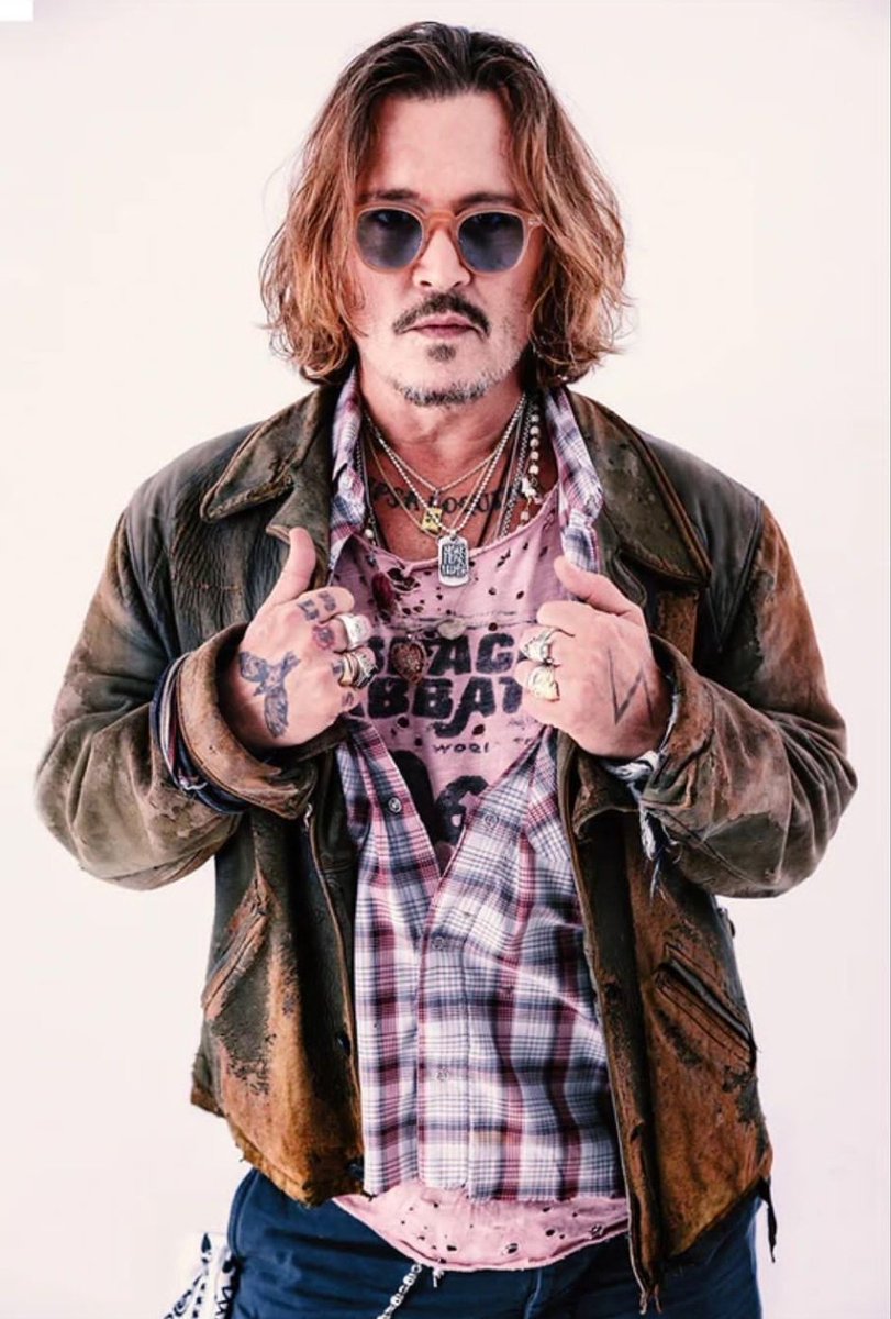 Tenemos nueva foto del señor #JohnnyDepp en plena gira europea 🤘