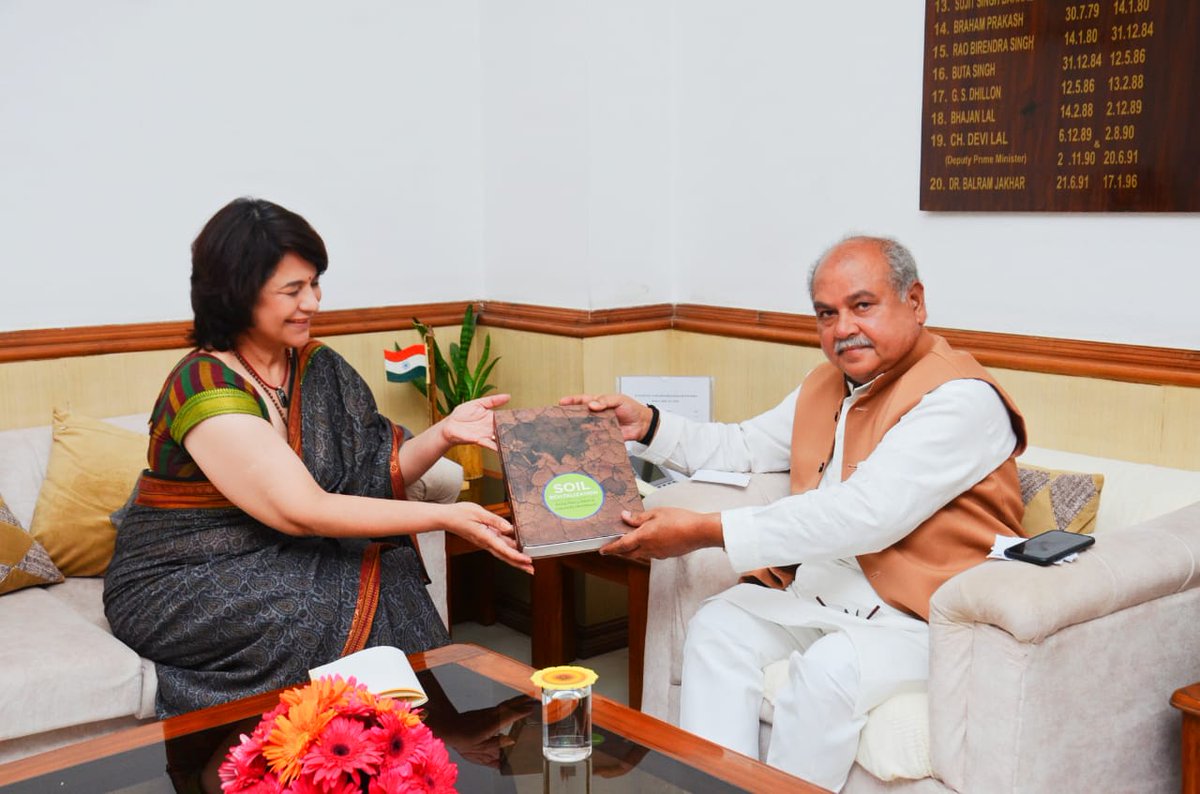 nstomar's tweet image. Happy to receive the Policy Recommendation Document and letter from @SadhguruJV on the #SaveSoilMovement .