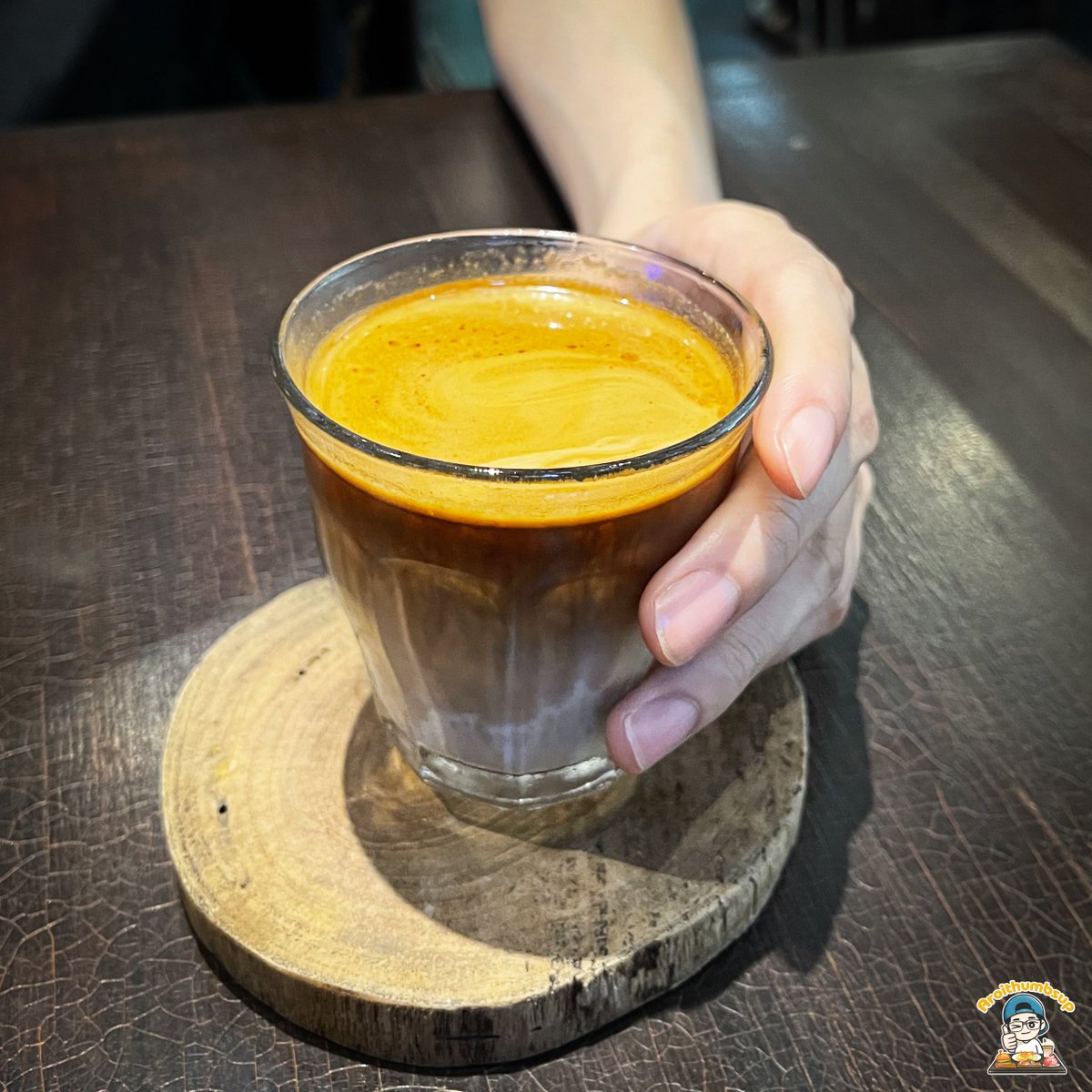 aroithumbsup's tweet photo. ก็คือสามารถหาร้านกาแฟ specialty เด็ดๆโซนพัทยาได้ ชื่อร้าน Backstreet Cafe &amp; Bar อยู่โซนพัทยาเหนือ เข้าซอยลึกใช้ได้เลย ร้านสไตล์ดิบๆ มีเมนูกาแฟและเมล็ดหลากหลาย เรากินเมนูกาแฟเบสิค Dirty (95-.) และ Iced Latte (80-.) เทียบราคา ก็คือรสชาติใช้ได้เลย @aroii #รีวิวพัทยา https://t.co/eYeymfaalg