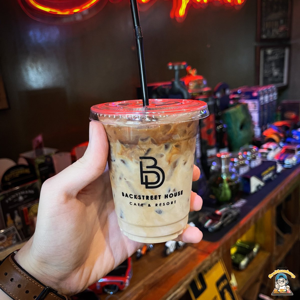 aroithumbsup's tweet photo. ก็คือสามารถหาร้านกาแฟ specialty เด็ดๆโซนพัทยาได้ ชื่อร้าน Backstreet Cafe &amp; Bar อยู่โซนพัทยาเหนือ เข้าซอยลึกใช้ได้เลย ร้านสไตล์ดิบๆ มีเมนูกาแฟและเมล็ดหลากหลาย เรากินเมนูกาแฟเบสิค Dirty (95-.) และ Iced Latte (80-.) เทียบราคา ก็คือรสชาติใช้ได้เลย @aroii #รีวิวพัทยา https://t.co/eYeymfaalg
