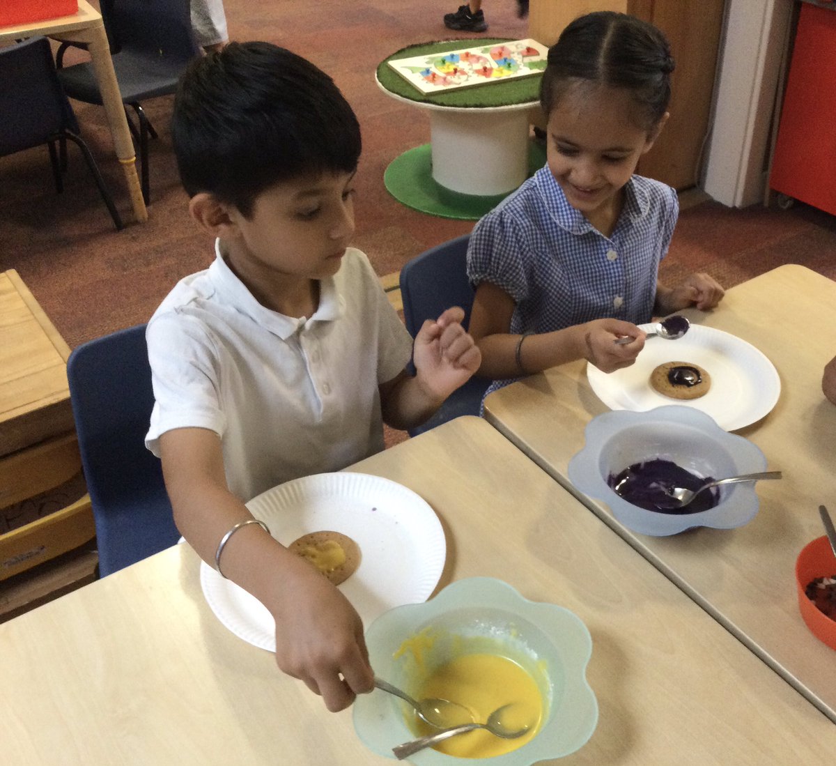 gfprimarycov's tweet image. Reception have been busy decorating biscuits this morning and then eating them this afternoon. 😋🍪 #GFReception #endoftermtreat