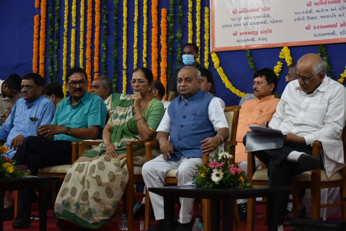 ShardabenPatel's tweet photo. આરોગ્ય મંત્રીશ્રી @Rushikeshmla, પૂર્વ મુખ્યમંત્રી શ્રી @Nitinbhai_Patel, ધારાસભ્યશ્રીઓ, પ્રદેશ મહામંત્રીશ્રી @rajnipatel_mla, પ્રદેશ ઉપાધ્યક્ષ શ્રી @MSPatelBJP ,ભાજપાના હોદ્દેદારશ્રીઓ,  નગરપાલિકાના સભ્યશ્રીઓ, વિશાળ સંખ્યા
 કાર્યકર્તાઓ,પ્રજાજનોની વિશેષ ઉપસ્થિતીમાં કરવામાં આવ્યું. https://t.co/oBFwXdIONu