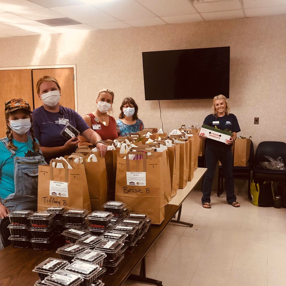 Last week we helped GHAP launch the pilot CSA at the Hazard ARH Regional Medical Center. The Growing Healthy Appalachia Partnership (GHAP) is a partnership between University of Kentucky, Appalachian Regional Healthcare, Community Farm Alliance, and Grow
Appalachia.