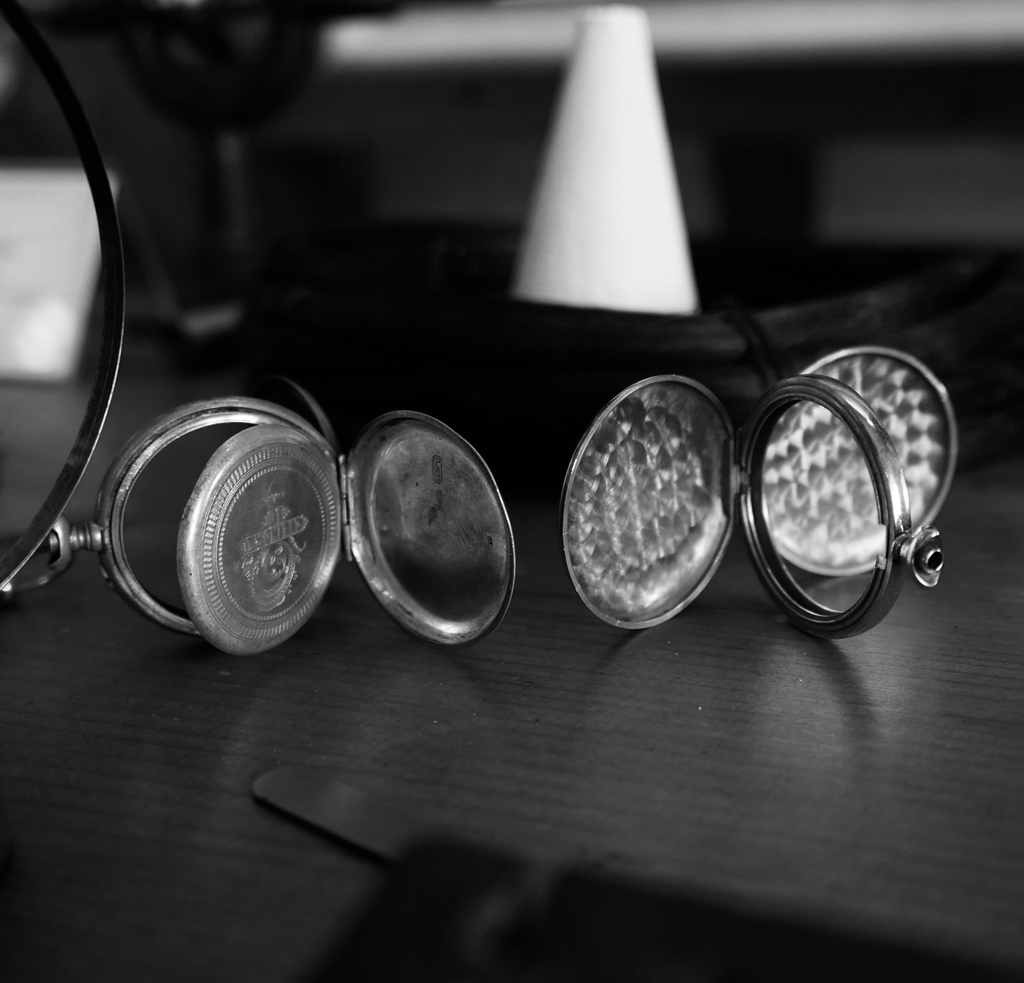 celiakudro's tweet photo. Back at the Musée de la Boîte de Montre, many of the machines are single operation and many are multi-operation. The watch cases would be decorated with engraving via a brocade engine, #guilloché, hand engraved, or a combination of these three  and often vitreous enamel. https://t.co/6EnfRNfRGB