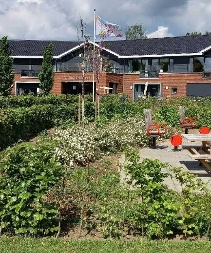 Op 1 juli was het feest op Vlasakkerstaete. 3x feest! We vierden dat we 5 jaar bestaan, we openden de beleef- en beweegtuin én we vierden dat 17 bewoners al (langer dan) 25 jaar zorg mogen ontvangen van Sprank. Lees verder: buff.ly/3uZjDxn