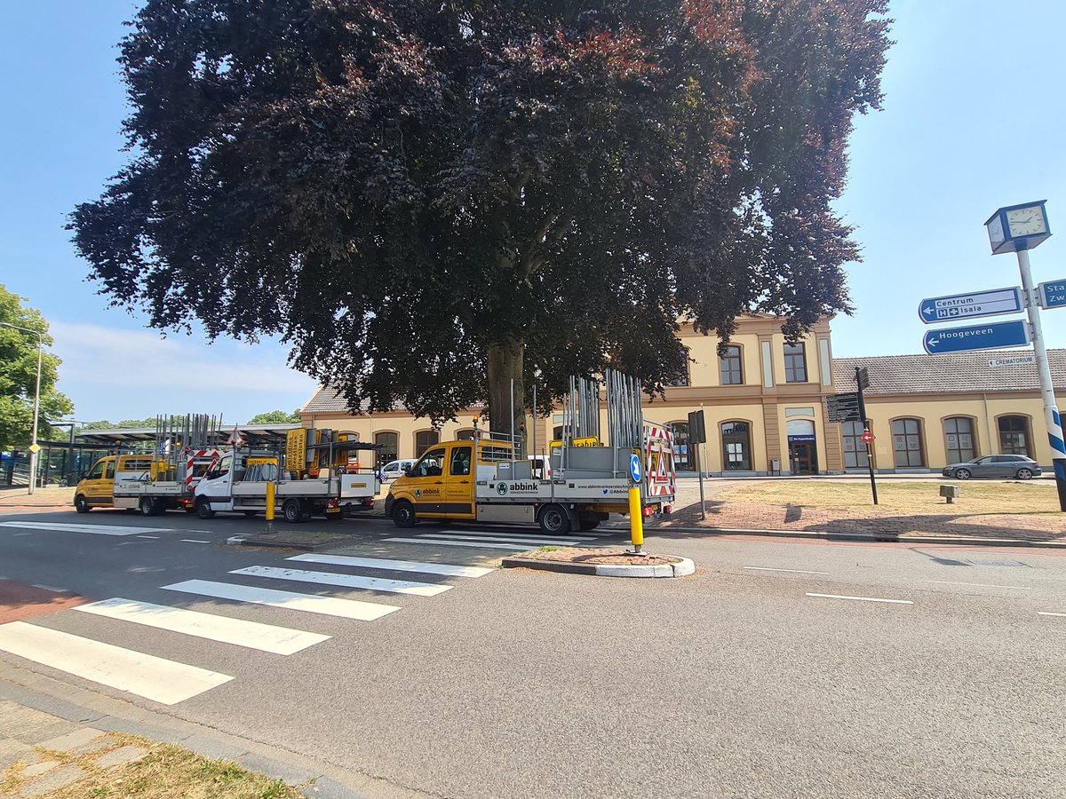 Abbink_VT's tweet photo. Zooo. Alle neuzen dezelfde (en tevens de goede 😉) kant op 🤠 #wegaannogffeenkeer #afzetting #omleiding #Abbink #Verkeerstechniek https://t.co/SFM7G4QWCq