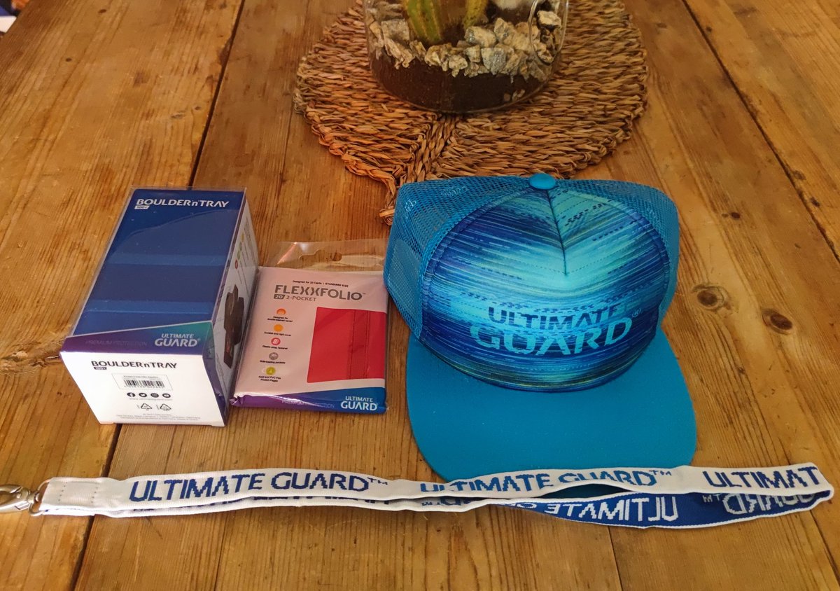 Petit concours <a href="/UltimateGuard/">Ultimate Guard</a> pour tenter de gagner 1 nouveau "Boulder n Tray", un mini "Flexfolio" et des petits goodies 🔥

Pour participer c'est simple, il suffit de :
Like, RT et Follow ❤️

Le ou la gagnant(e) sera désigné vendredi soir !

Bonne chance à tous !
