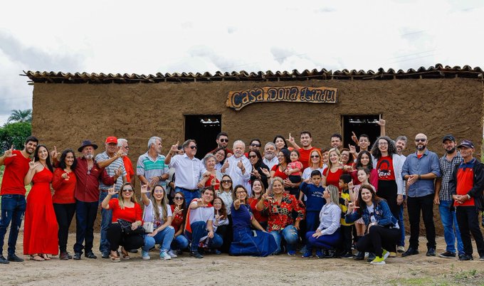 Lula e sua família posam em frente a réplica da casa de Dona Lindu.