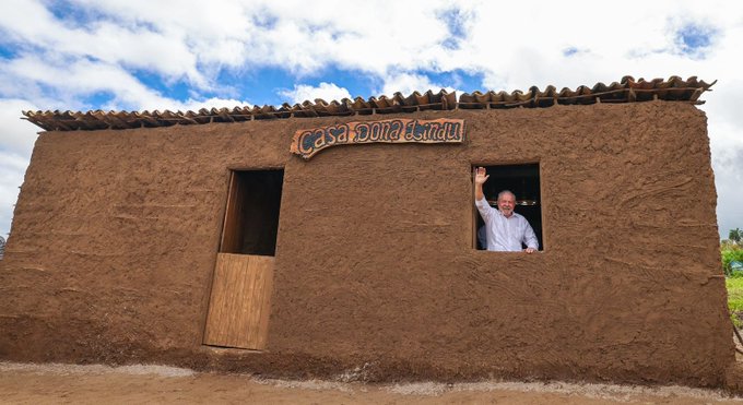 Lula na janela da replica da casa de Dona Lindu