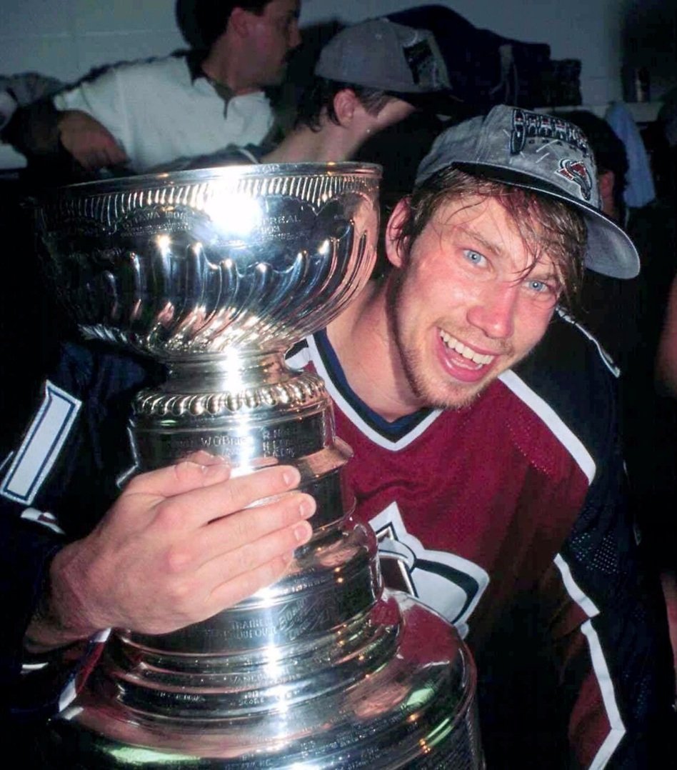  Happy 49th birthday Peter Forsberg! Here\s Foppa with the Stanley Cup (1996) 