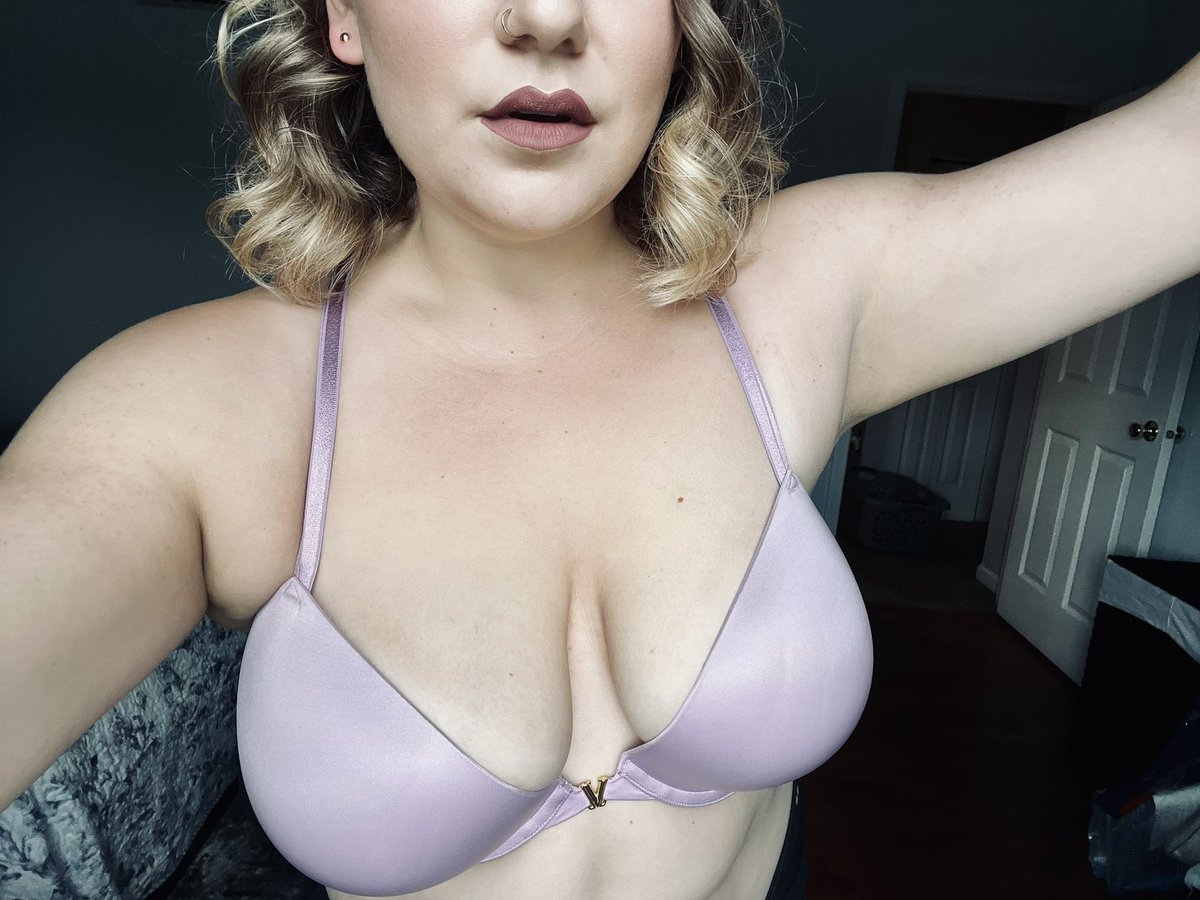 _beccabaabe's tweet photo. Guess who’s back babes 👅 https://t.co/0kFduJld7c