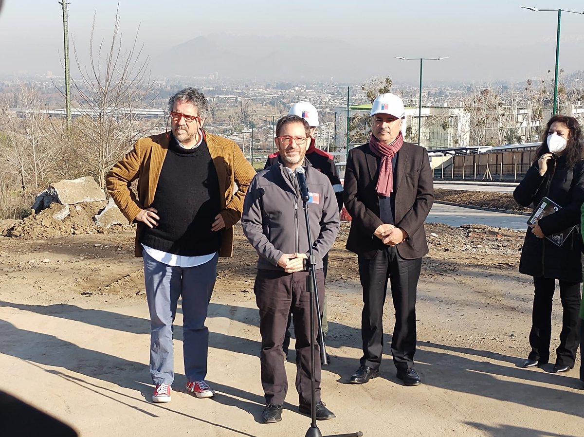 mop_chile's tweet photo. 🔵¡Mejoramiento del Camino antiguo La Pirámide! 
Este miércoles el ministro García @jcgarciapdea y el alcalde de Huechuraba, Carlos Cuadrado @CuadradoPrats, dieron a conocer el plan de mejoramiento de esta vía
🤔¿Qué obras se implementarán? 
Aquí te contamos! 👇🏾 
#MOPBuenVecino https://t.co/QoSCFw15GD