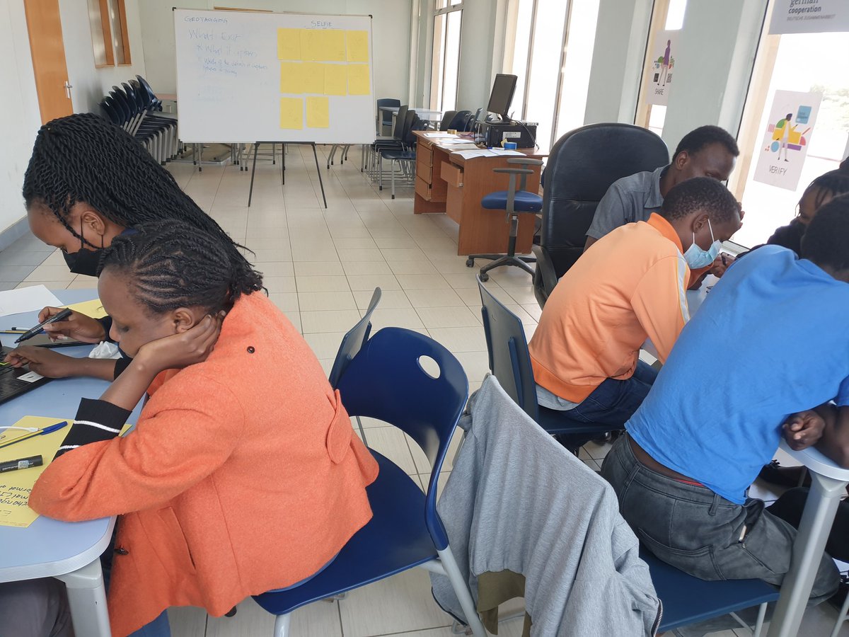 flesymz's tweet photo. Day two, Workshop 3, is the final workshop in a three-part series on Data Privacy, and it focused on Geotagging. We discussed how we might limit the data we expose when we share our photos online. #InfoPowered https://t.co/KmNlK0J0p5 https://t.co/WqGOIyMpkj