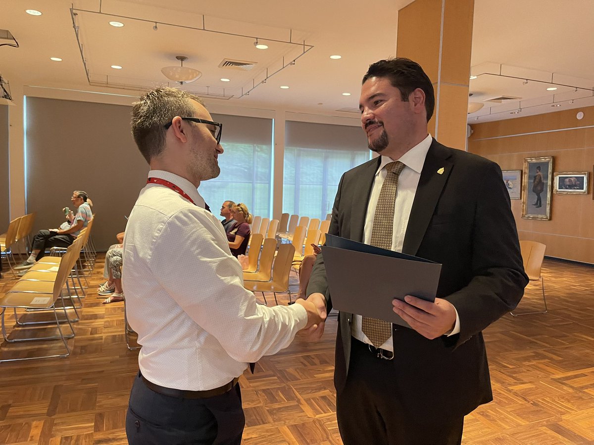 EmbHondurasUSA's tweet photo. En el marco del “Ciclo de Cine Iberoamericano: Historias de resiliencia y superación”, @EmbHondurasUSA presenta película hondureña “90 Minutos”, proyectada en la sede de la @CzechEmbassyDC, la cinta narra 4 historias todas unidas por la pasión al fútbol 🎥⚽. https://t.co/2I8Ue5Khut