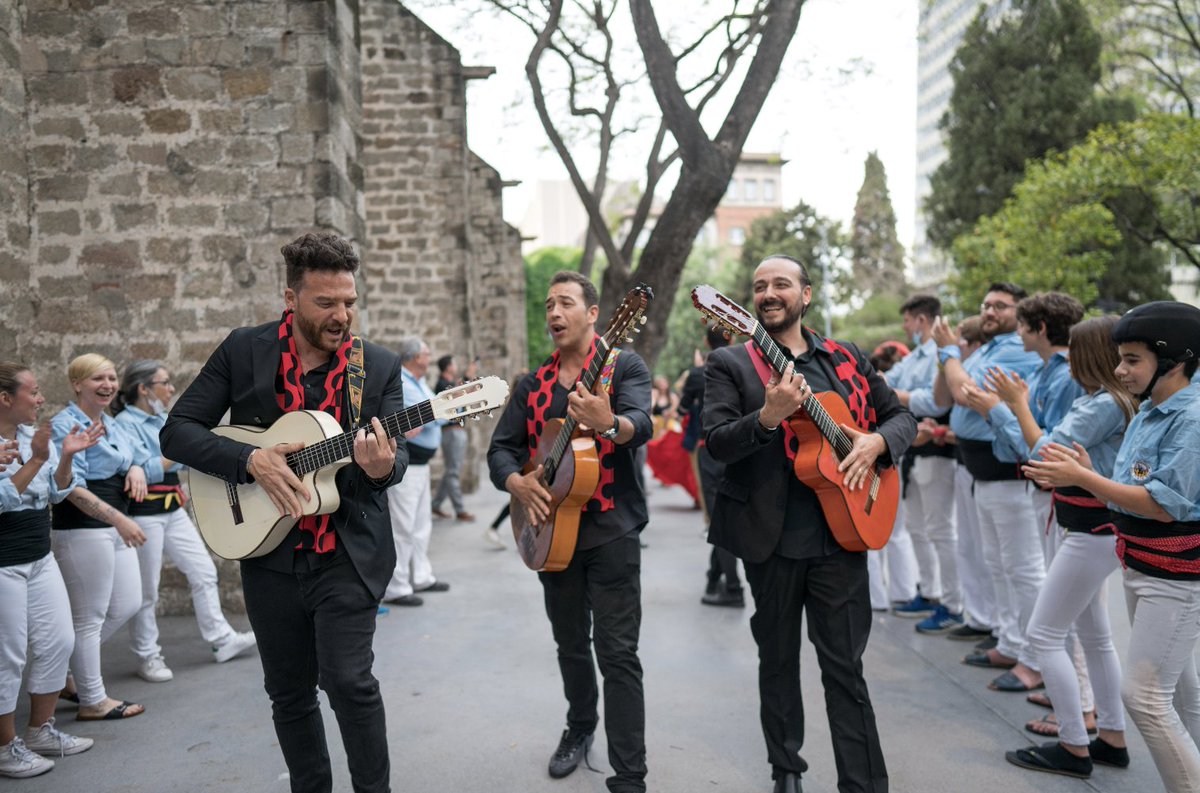 Sintonizart's tweet photo. Las estatuas flamencas y el trío de rumba, dieron la bienvenida a los 200 invitados que disfrutaron de un cóctel y degustaron un exquisito jamón. Los 'Castellers' sorprendieron al público con tres castillos diferentes. https://t.co/elPPue3Cxc https://t.co/PQCOFOk5To