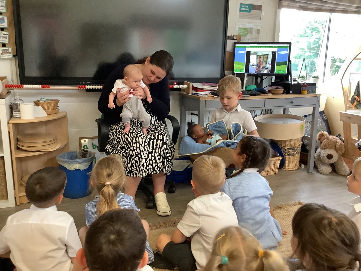 RJW_LPS's tweet photo. We enjoyed meeting one of the robin’s baby sisters this morning and our baby Frank made a new friend.
4 of the class have welcomed new babies into their families this summer! ❤️👶❤️
#LPSeyfs https://t.co/OudHjyXNYc