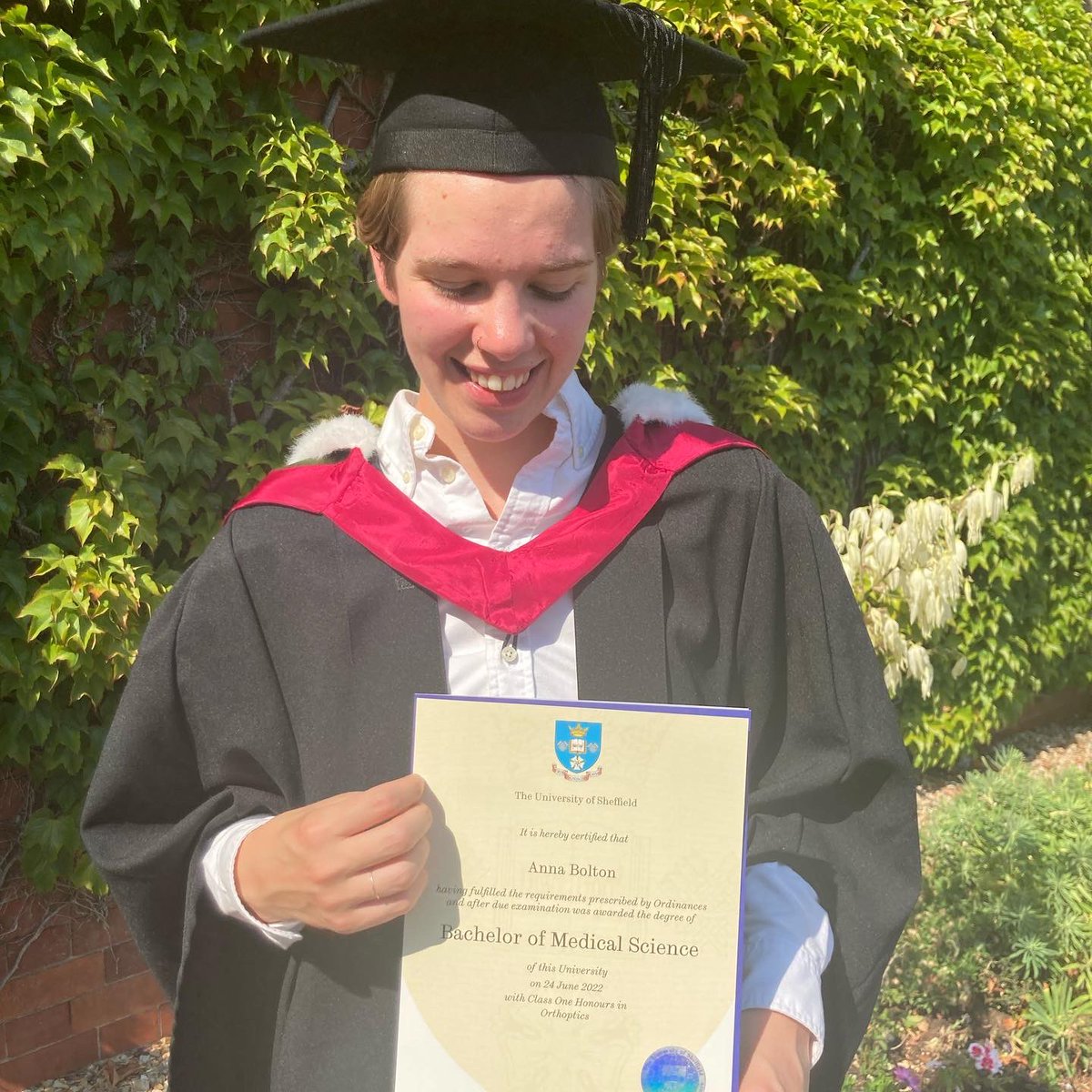 anna43002162's tweet photo. Very pleased to have graduated from the University of Sheffield with a first class honours degree in BMedSci Orthoptics. 
Very proud to share the Hagg-Streit project prize with @AnnaBrideox 
Looking forward to what comes next! https://t.co/T2ZW3tobEd