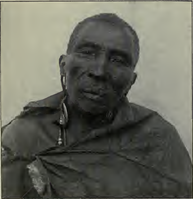 mzeesiraj's tweet photo. #Mogogodo 's Chief Matungi.#Kikuyu Chief Karuri, son of a Ndorobo/#Dorobo father and #Kikuyu mother.His nurse was a #Somali/#Galla old Woman left behind during the 'Iregi' expulsion of her people from #Kenya highlands.
By the Naivasha #Masai,#Kikuyu and #Dorobo.7/8. @The_BIEA. https://t.co/0E6sHQ8fwa