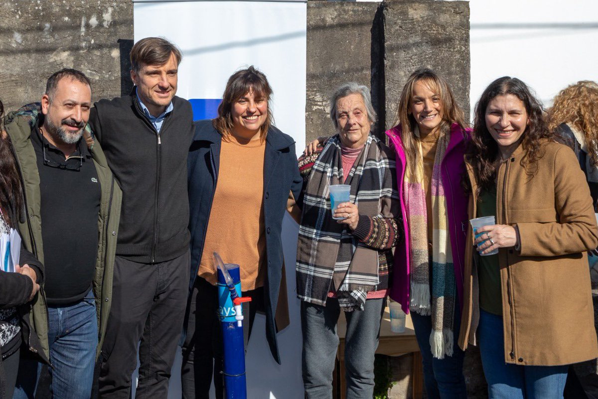 MalenaGalmarini's tweet photo. Hoy habilitamos con @Lucasghi en Castelar, @municipiomoron, una red de agua potable para 12.500 vecinos y vecinas. Desde @AySA_Oficial trabajamos para llevar más oportunidades y lograr el 100% de agua potable y cloacas para todo Morón. https://t.co/CCg4Jf1Kn6