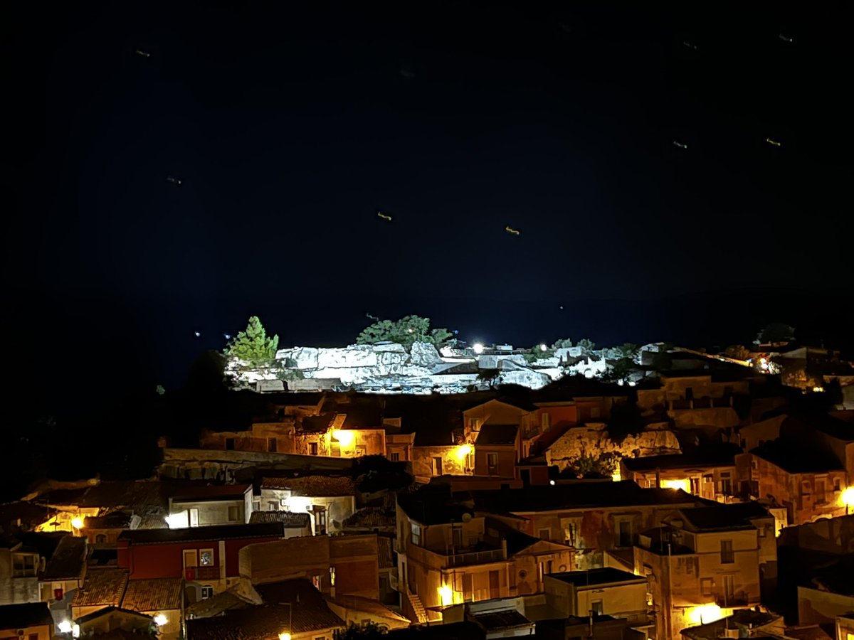 #palazzoloacreide vista notturna del castello medievale #Sicilia #Sicily #turismo #Estate2022