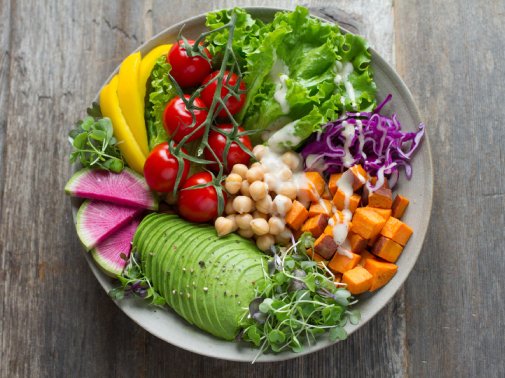 paobyrne's tweet photo. Eat the rainbow! It boosts brain health, decreases body inflammation, keeps your bones strong and more. Colourful meals are packed with nutrients. Find more about healthy eating at https://t.co/8TBUwOUvTZ  #WorkYourWayUp #GoodHabits #Mark4022 #B413 #HealthyFoodSwaps https://t.co/0xpZf8jDmE