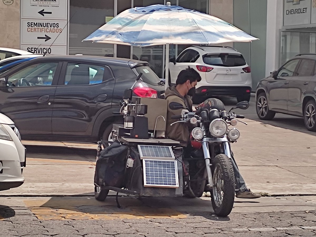 fredyacob's tweet photo. Chequen a este emprendedor.
Adaptó su moto y tiene una cafetería,  usa energía solar.
Se pone en la calle Reforma entre la 13 y la 15 para que le hagan el gasto https://t.co/g4wPMw4uaL