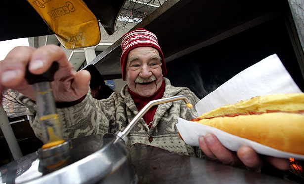 phijimchan's tweet photo. #NationalHotDogDay #FLASHBACK Toronto's Ernie the Hot Dog Man, a downtown icon for a quarter-century serving #hotdogs to hungry students. #RIPErnie @TorontoStar https://t.co/eObEAKfIdE https://t.co/Of4OnhfMIM