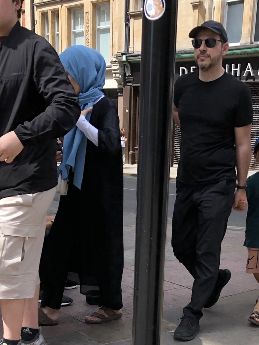 FotoHaber - Londra'da görüntülenen Berat Albayrak: ''Burada kurulu düzenimiz var, yoksa Türkiyemiz cennet..'' zaytung.com/fotohaberdetay…