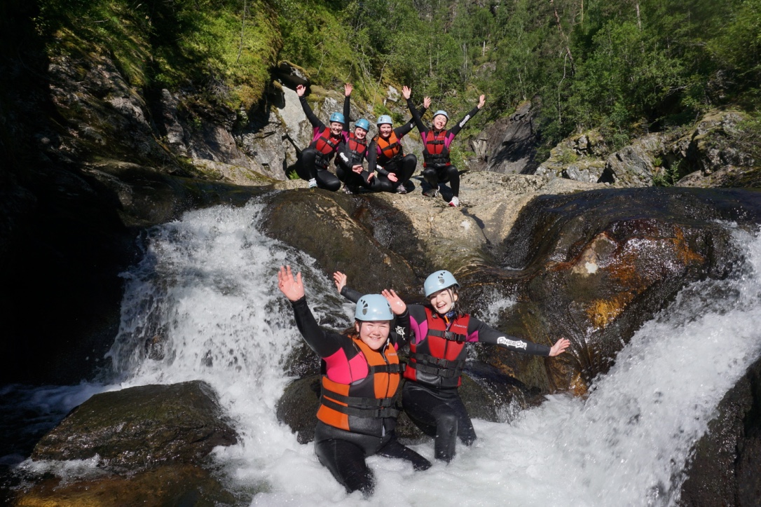 BODYRAFTING!
Feel how the adrenaline rushes through your body jumping into a narrow canyon.
@Fjordactive takes you on a journey in Leirdalen you never will forget
#fjordactive #bodyrafting #juving #luster #visitsognefjord #visitnorway #fjordnorway #river