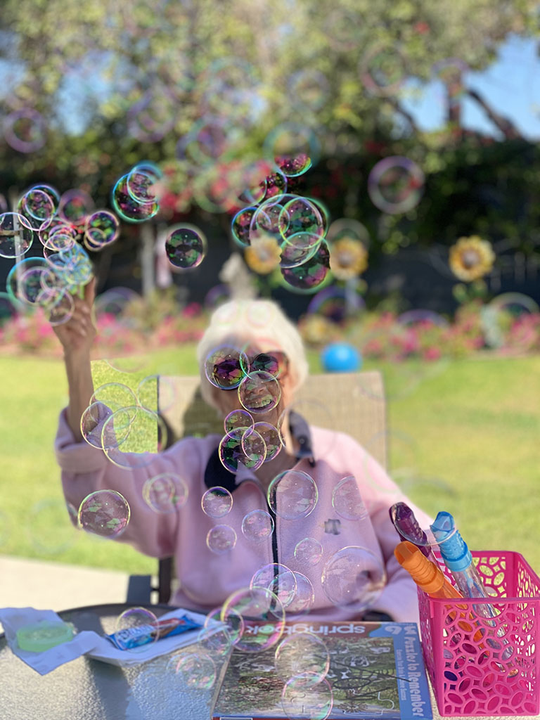 Bubbles make the world go ‘round! There’s always something fun happening in memory care at The Ventura Townehouse. #lovelifehere #VenturaTownehouse #memorycare  #luxuryseniorliving #retirementcomunity #venturacalifornia