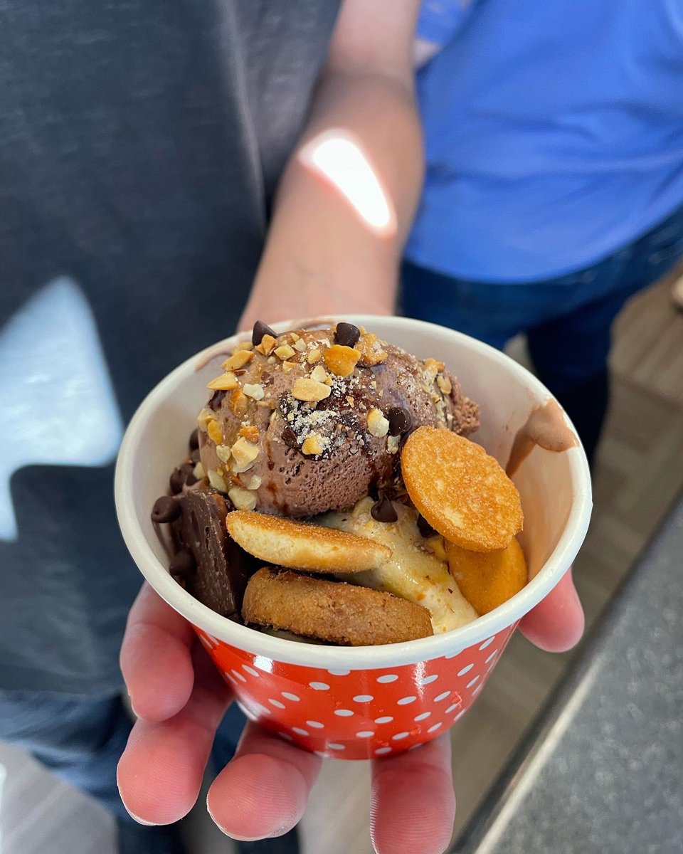 NET3140's tweet image. We’re heading off the heat with an ice cream sundae bar! Swipe to see some of our favorites ⏭