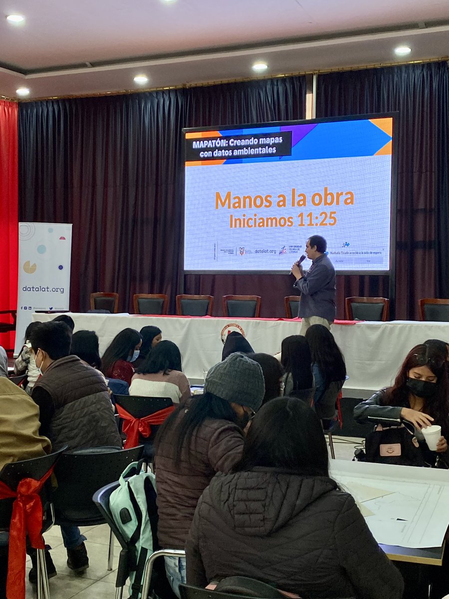 datalat's tweet photo. @martinlozam explica a los participantes como mapear de forma análoga con #DatosAbiertos
#Mapaton de datos ambientales
#OpenDataDay2022 @datalat @Ambiente_Ec
📊🇪🇨📍🌎🏔 https://t.co/gfGuDpI1gk