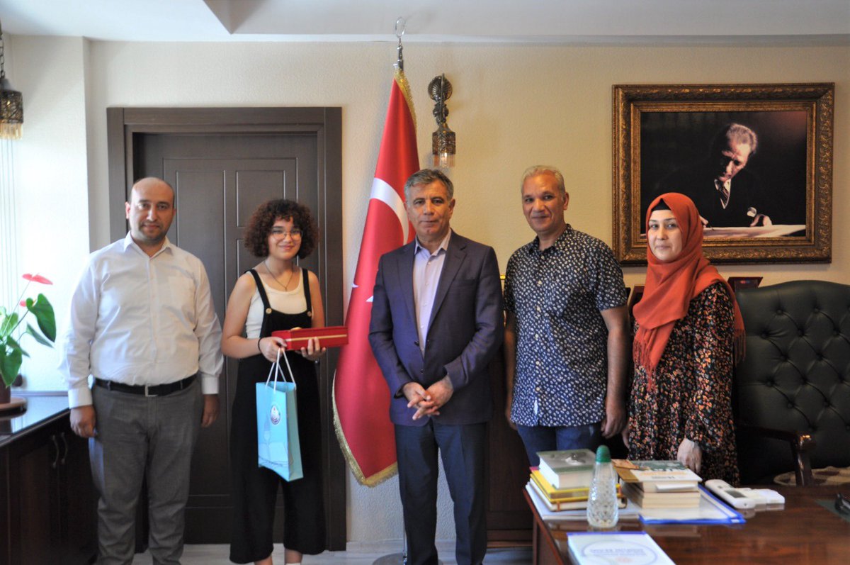 AdanaMem's tweet photo. İl Millî Eğitim Müdürümüz Sayın Yaşar KOÇAK,

Bakanlığımız Meslekî ve Teknik Eğitim Genel Müdürlüğünün koordinesinde gerçekleştirilen “Türkiye Aşkına” konulu Resim Yarışmasında 🥇. olan öğrencimiz Erva KIRBAŞ'ı başarısından dolayı tebrik etti.

@tcmeb @kocakysr https://t.co/YjZMvhVwAj
