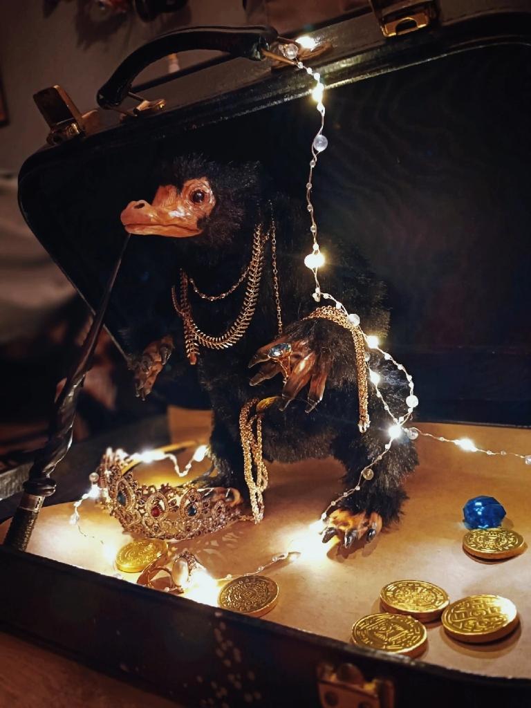 Посмотрите, какую охрененную красотищу делает @brown_fox_ . 
Этот красавчик теперь с комфортом живёт у нас (вот куда пропадают драгоценности!))