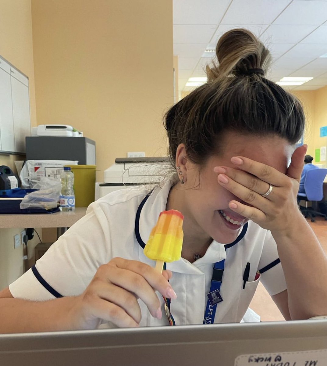 abbeycrouch_'s tweet photo. It might be hot and being in a hospital was not the one but at least I have an ice lolly and the best work friend a girl could hope for keeping me smiling ☺️ ☀️ #physiotherapist #physio #upinthetower https://t.co/Dgx6ssMps6