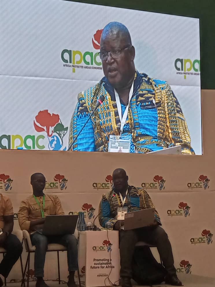 Partage d'expérience du Directeur Général de l'Office National des Aires Protégées au Burkina Faso (OFINAP) . Il privilégie l'approche participative, la sensibilisation dans les relations avec les communautés #APAC2022 #BIOPAMA #IUCN
